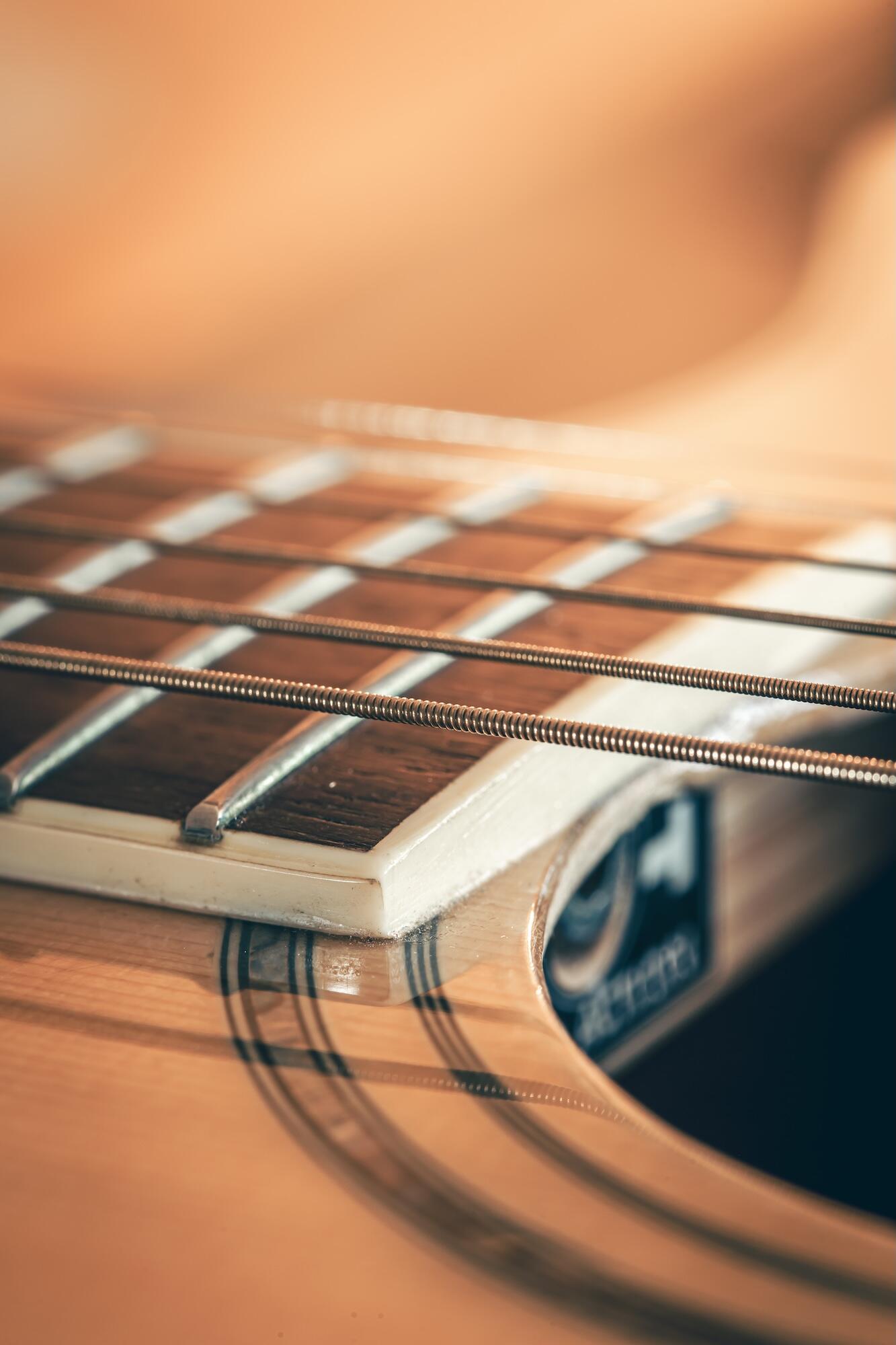 Zoom sur un manche de guitare et les cordes