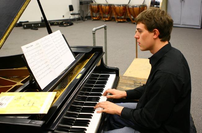 Demandez de l'aide à votre prof de piano pour optimiser votre temps de jeu au piano.