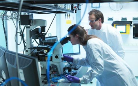 Chercheurs en mathématiques et en informatique. Les métiers qui demandent la double compétence (maths et informatique).