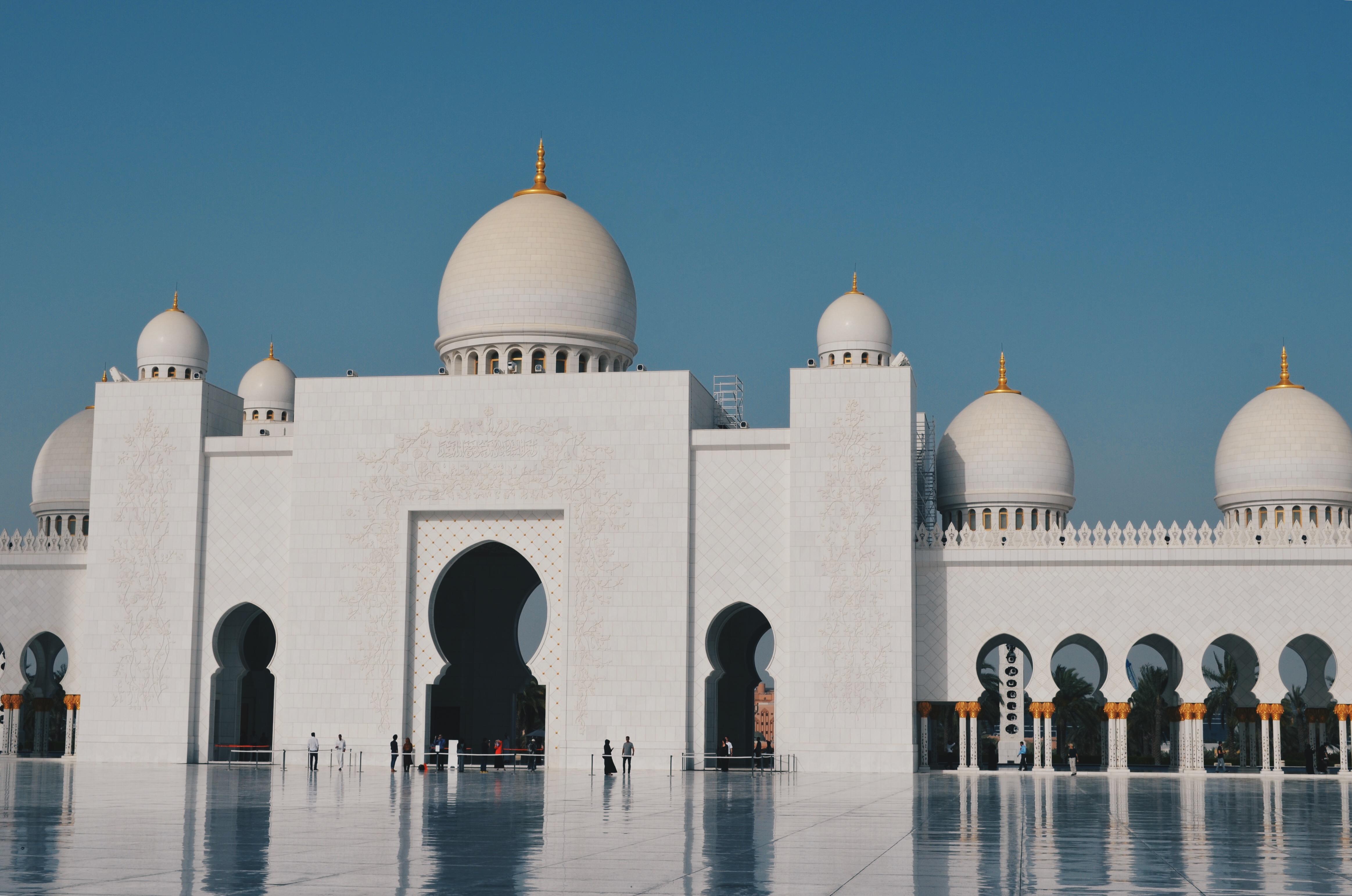 Apprendre l'arabe gratuitement ou suivre le radaman d'un imam suppose de procéder pas à pas en commençant avec une noble transcriptio de textes arabes du Moyen Âge.