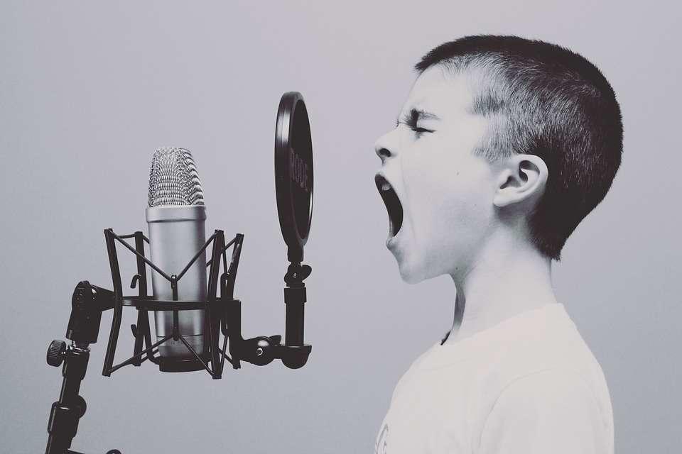 Comment s'améliorer en chant avec les cours en ligne ?