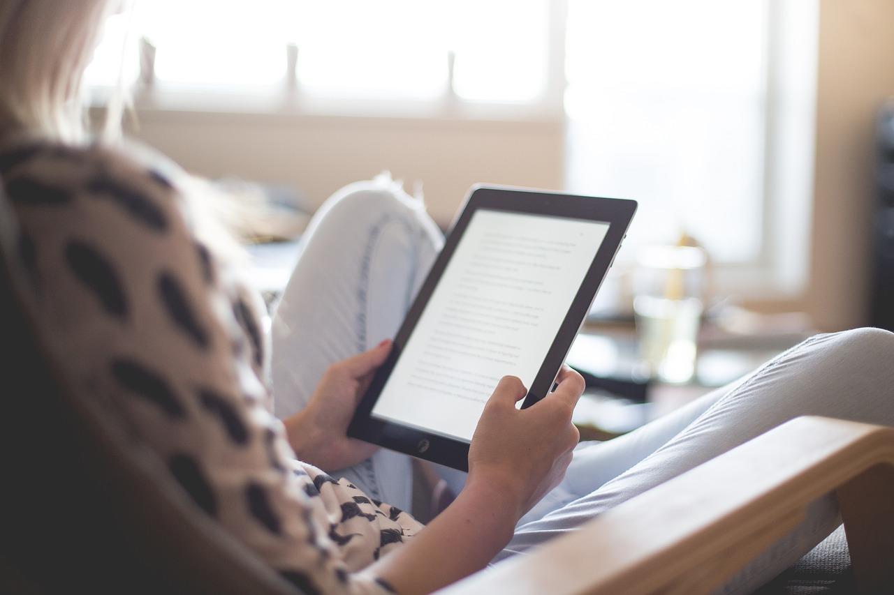 Tablette, smartphone, accédez à des cours de français gratuits sans contrainte, selon vos disponibilités.